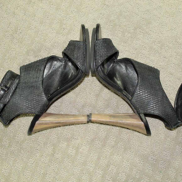 CHIC! BCBGMaxaria Wm Sz 10B Black Edgy Scale Pattern Ankle Strap 5" High Heels - Picture 4 of 6